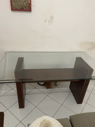 Mesa de 6 lugares com tampo de vidro temperado.