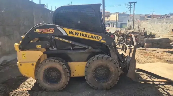 Minicarregadeira New Holland L320 ano 2024 com 1.200 horas e ar condicionado, em SP