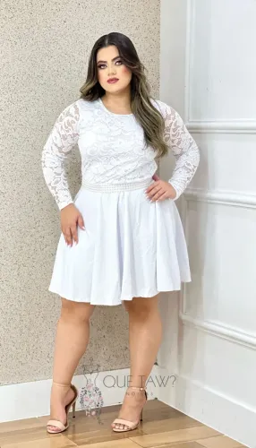 Vestido curto de noiva com renda e cinto de pérolas ? Elegância e romantismo em cada detal