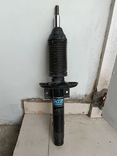 Amortecedor dianteiro de suspensão automotiva.