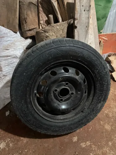 Vendo roda 13 com pneu