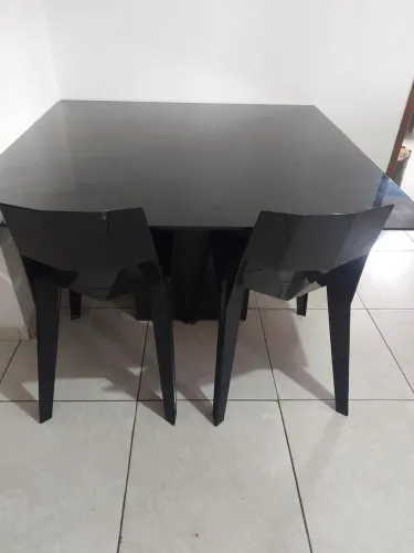 Mesa de vidro 4 cadeiras.