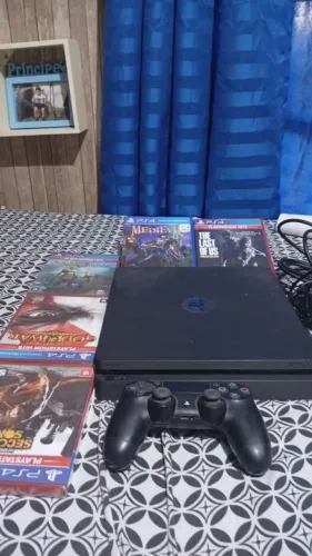 Vende ps4 novo não usou nem um dia irá o ps4 1 controle e 4 jogos por apenas 2.000