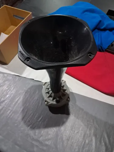 Corneta eletrônica para anúncio de rua. Ela é nova e potente.