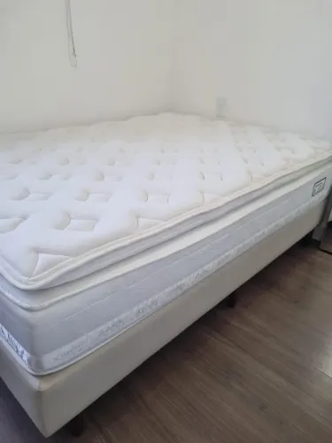 Cama tamanho casal e base de madeira