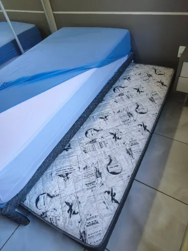 Cama de solteiro com cama auxiliar