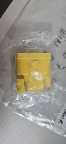 Adaptador de vídeo DVI para HDMI amarelo.
