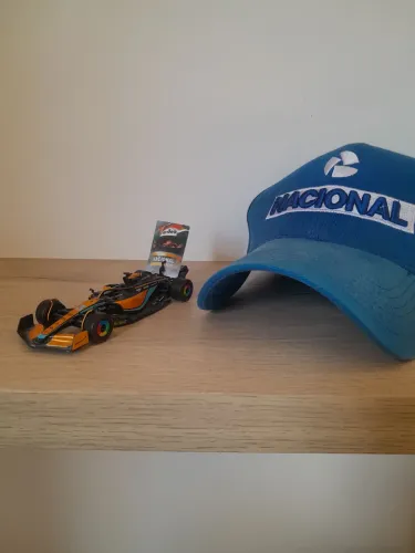 Miniatura da maclaren mais boné do Ayrton senna 