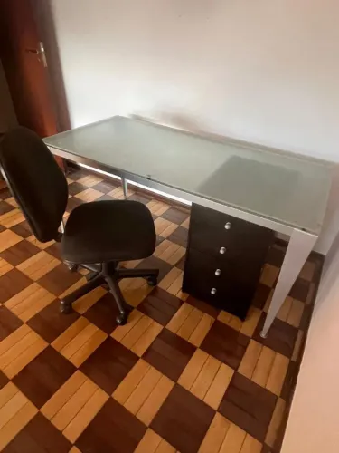 MESA COM CADEIRA E GAVETEIRO