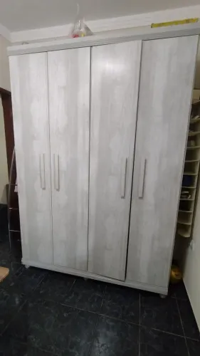 Guarda roupa 4 portas espaçoso
