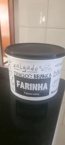 pote tupperware farinha 2,4kg pouco usado . 40 resis
