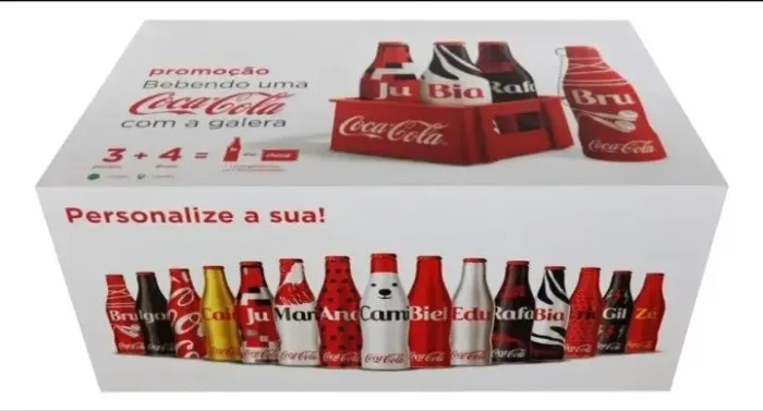 Caixa com garrafinhas da Coca Cola