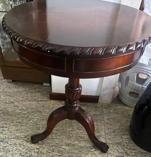 Mesa latral redonda em madeira maciça com gavetas