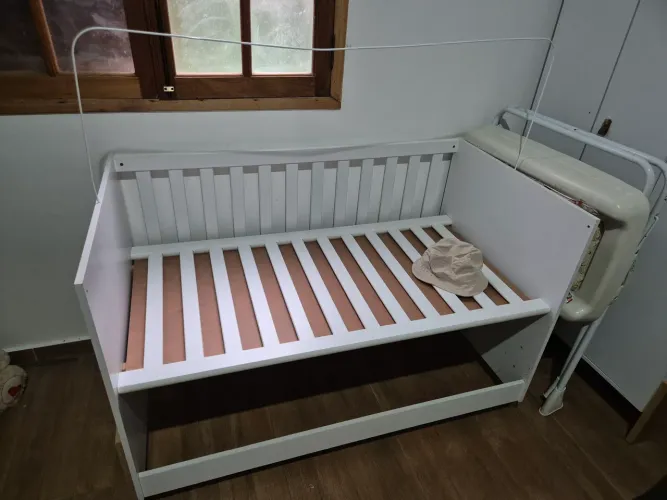 Berço de bebê, de madeira e armário para bebê 