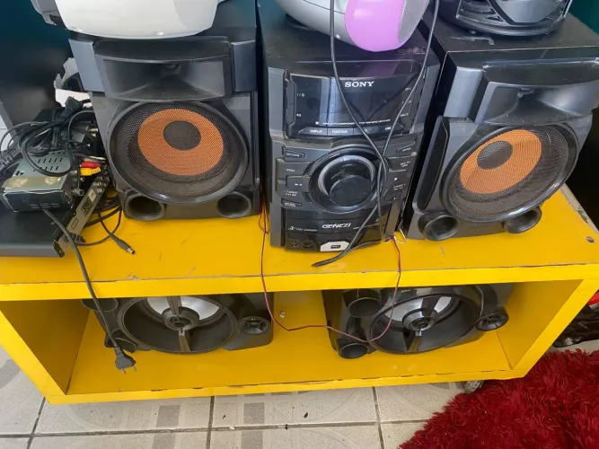 Vendo som.sony funcionando perfeitamente funciona tudo modelo genezi R$:700,00