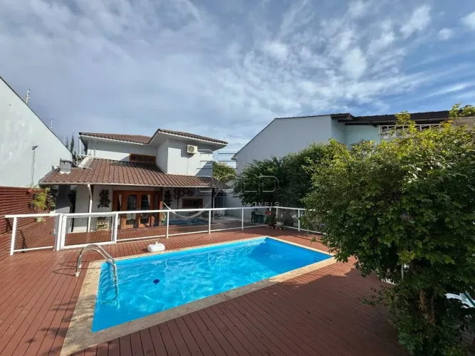 Casa com piscina e 3 dormitórios no Itaguaçu