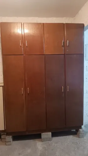 Guarda roupa de madeira