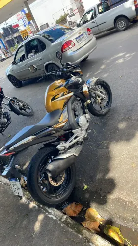 Vende-se Honda twister 2020 aceito troca em carro também