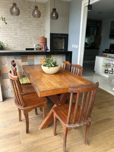 MESA COM 6 CADEIRAS EM MADEIRA MACIÇA ANGELIM PEDRA