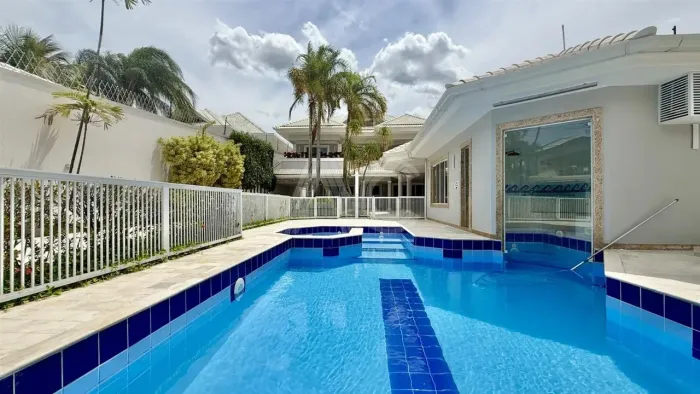 CASA TRIPLEX REFORMADA À VENDA COM 6 SUÍTES NO CONDOMÍNIO PORTO DOS CABRITOS - BARRA DA TI