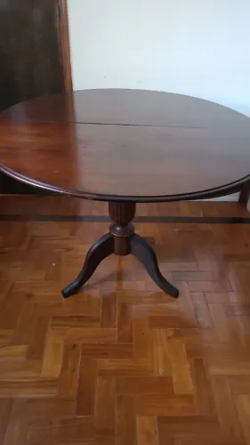 Mesa de jantar redonda de madeira