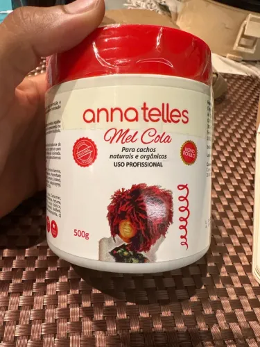 Anna Telles mel cola