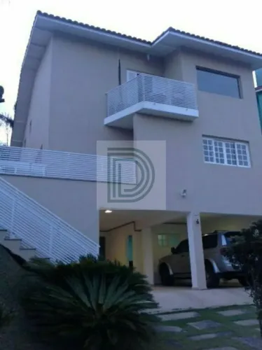 Linda Casa em Condomínio Fechado na Granja Viana | 3 Dormitórios | Suíte com Hidromassagem