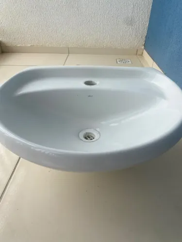 Lavatório DECA 455x360mm RAVENA/IZZY BRANCO(com 1 buraco do suporte quebrado)