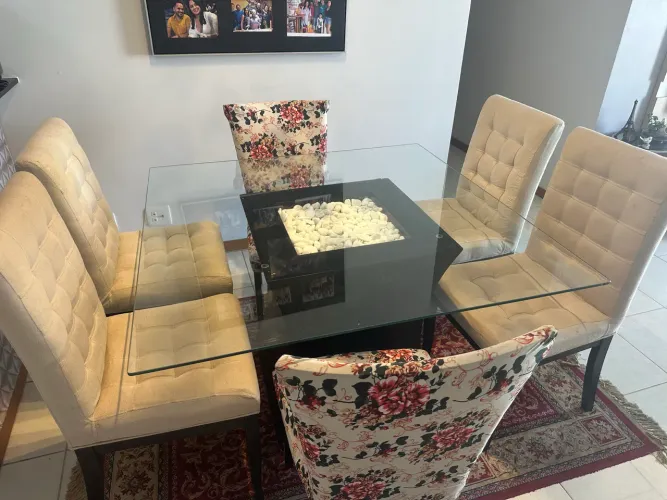 Mesa e cadeiras 