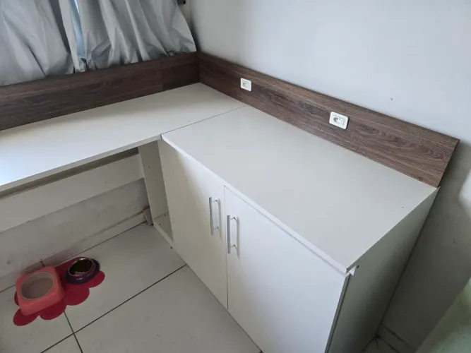 Mesa de computado com tomada