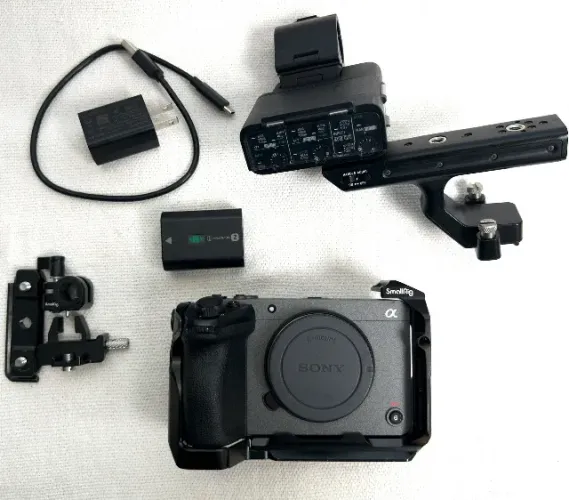 Câmera Sony ILME-FX2 Cinema Line com cage smallrig e Top Handle XLR