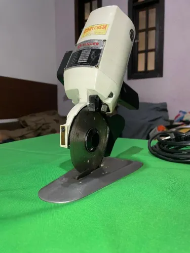 Máquina de cortar tecido SINGER (usada)