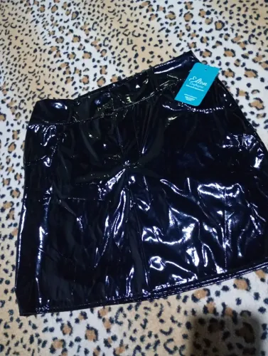 Saia de venil veste até um 40 Obs: Não aceito trocas!
