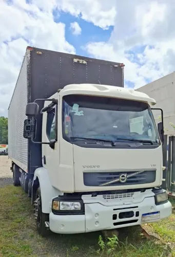 Volvo vm 270 ano 2013 tdo em ordem com baú de 8 metros