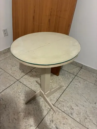 Mesinha com tampa de vidro