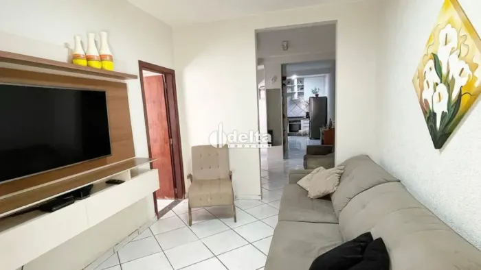 Casa com 6 quartos sendo 1 suíte disponível para venda no bairro Martins em Uberlândia-MG