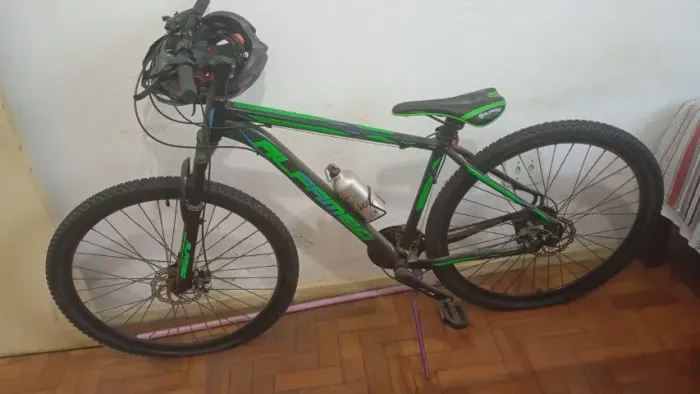 02 "Montain Bike" Uma é nova e a outra usada