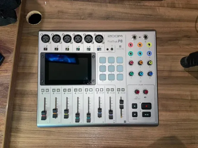 Gravador Zoom PodTrak P8 com 6 Canais de Áudio