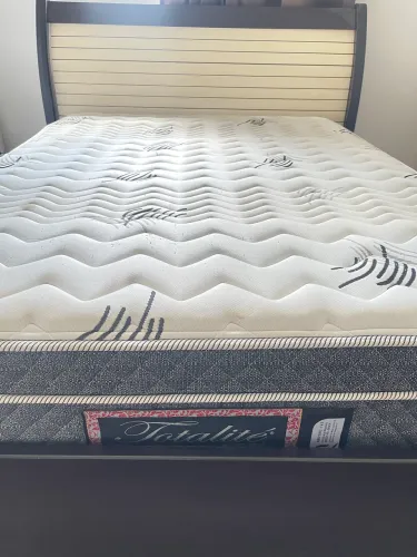 Cama Queen com colchão - não entrego