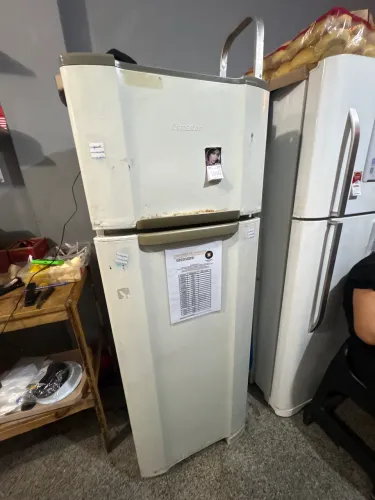 Geladeira 120 v esmaltec