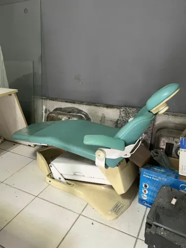 Vendo cadeira odontológica, somente a cadeira que pode ser usado por podóloga tatuador.