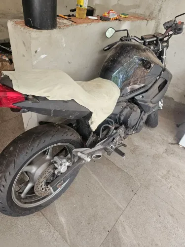 Yamaha XJ6N abaixo da tabela