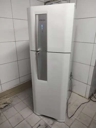 Geladeira Electrolux frost free gelando perfeitamente bem conservada faço entrega