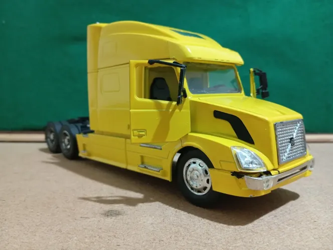 Miniatura Volvo VN 780 escala 1 32 