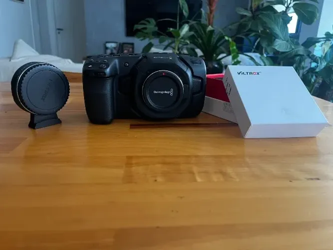 Blackmagic Pocket Cinema Camera 4K + Viltrox EF-M2 II - Ótimo estado
