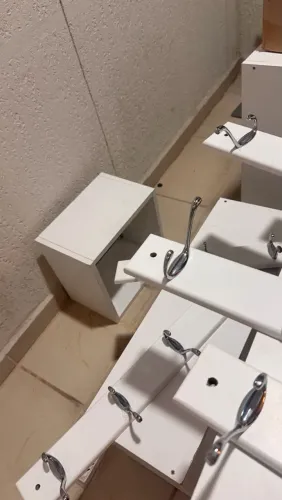 Nichos de parede e apoio com ganchos de parede (usados)