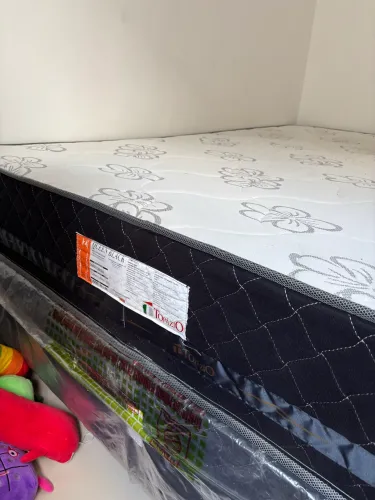 Cama Queen com molas ensacadas