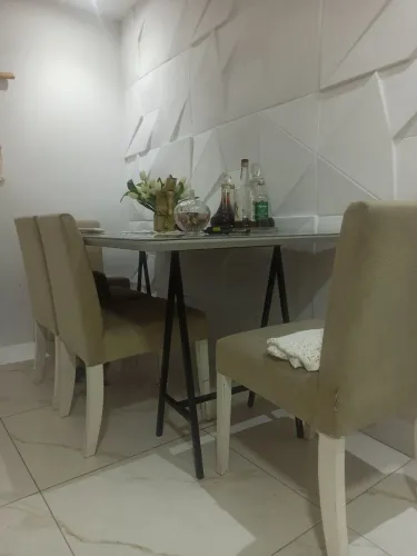 Mesa e cadeiras