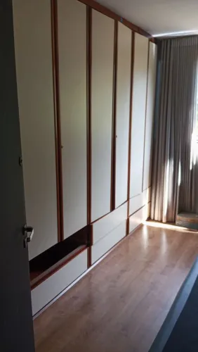 Guarda roupas retro, tudo no compensado e invernizado.