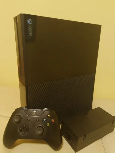Xbox One com GTA 5 + FIFA 26 500gb 1 Controle Original